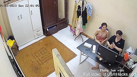 Busty Vietnamese seduce boyfriend while he was working 1449